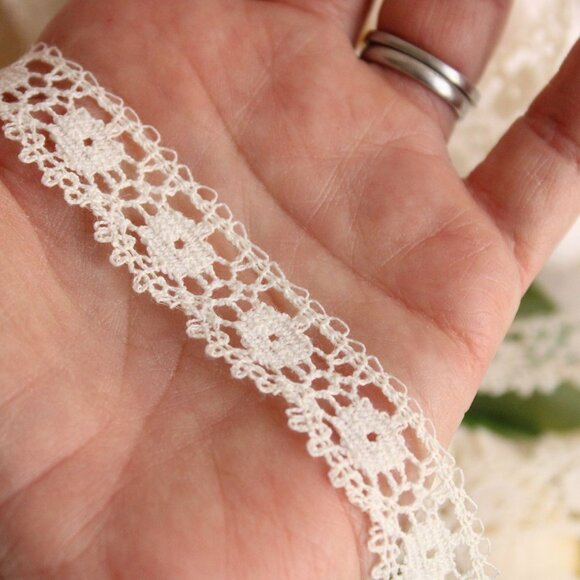 Vintage Lace Trim, Ivory Crochet, .75" Two Yards - Picture 9 of 10
